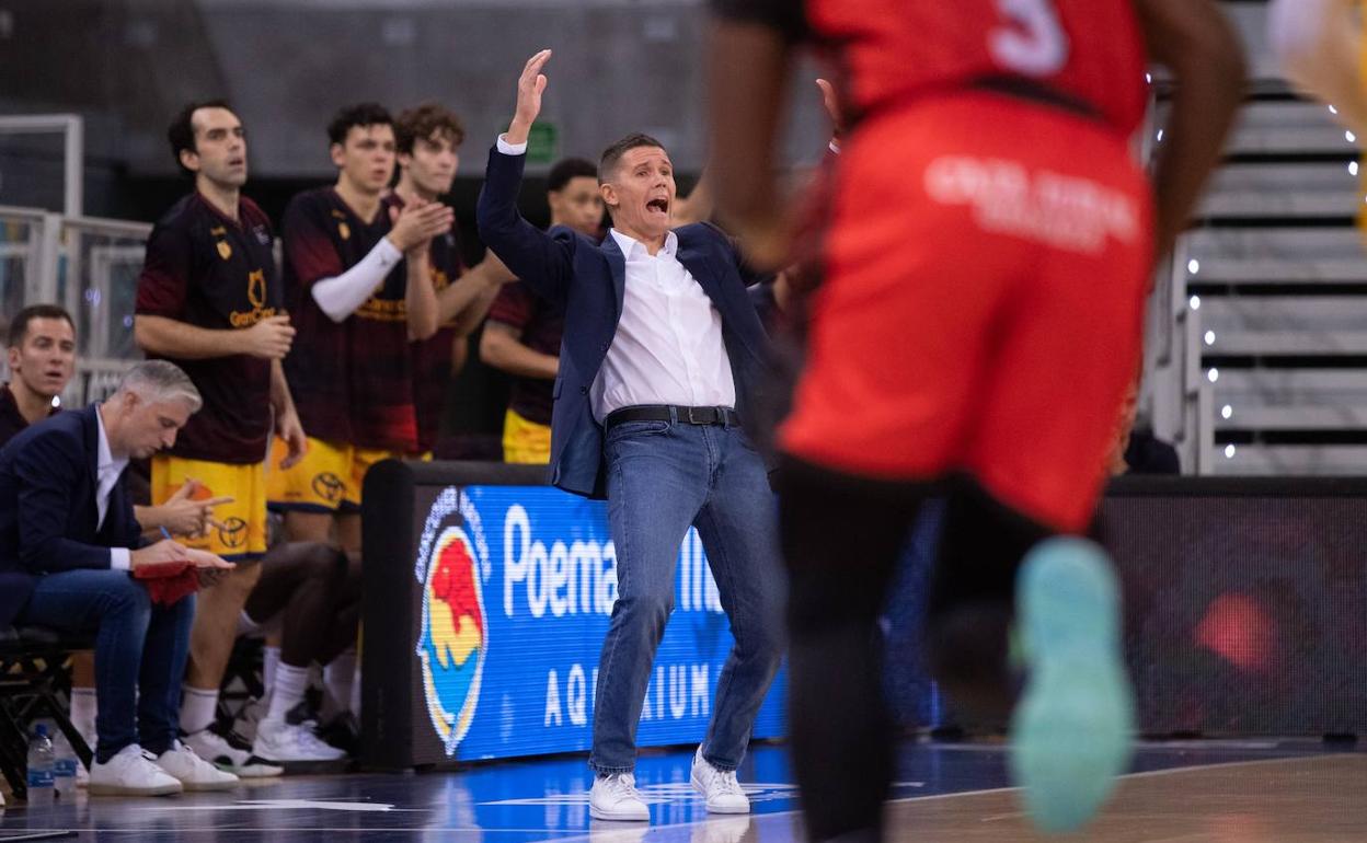 Jaka Lakovic reacciona durante un lance del partido. 