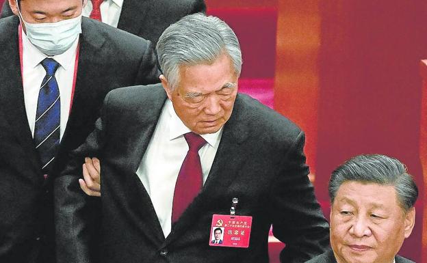El expresidente Hu Jintao, de pie en el centro, obligado a abandonar la clausura del XX Congreso del Partido Comunista de China ante la mirada impasible de Xi Jinping. 