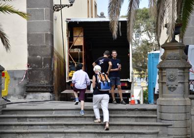 Imagen secundaria 1 - Acondicionamiento de la plaza de Santa Ana para el rodaje de la serie de Amazon Prime. 