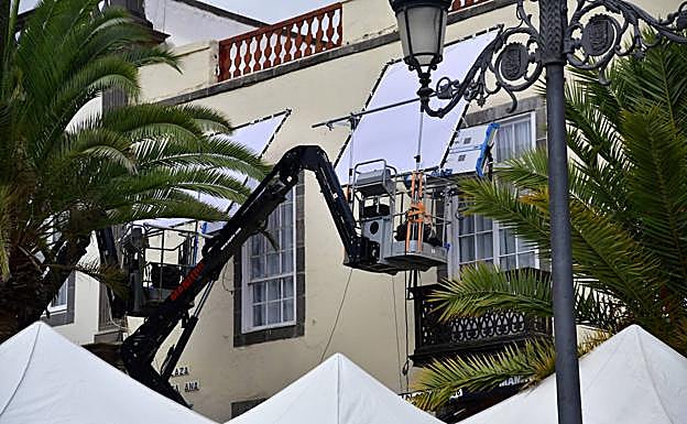 Imagen principal - Acondicionamiento de la plaza de Santa Ana para el rodaje de la serie de Amazon Prime. 