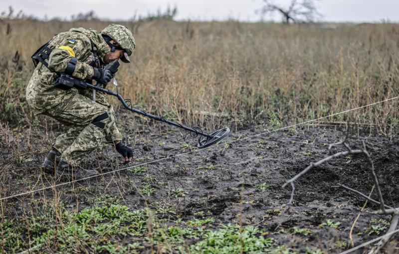 Un soldado ucraniano inspecciona un terreno en busca de minas en Ucrania