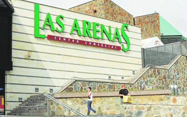 10-11-1993. 40.000 personas visitaron las instalaciones del centro comercial Las Arenas el día de su inauguración. La amplitud de horario, la variedad de la oferta y las facilidades de aparcamiento son algunas de las ventajas de un centro que superó todas las expectativas desde su nacimiento. Las Arenas es fruto del esfuerzo inversor del grupo empresarial Hermanos Domínguez y sus condiciones lo convierten en un centro de la vanguardia comercial.