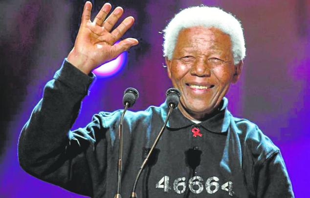 3-12-2013. El expresidente de Sudáfrica Nelson Mandela murió a los 95 años de edad en compañía de su familia. Mandela se convirtió en 1994 en el primer presidente negro de la historia de su país y lideró, junto a su antecesor en el cargo y último líder del ‘apartheid’, Frederik De Klerk, una transición democrática que evitó una guerra civil entre blancos y negros en el país austral. Había salido de prisión cuatro años antes.