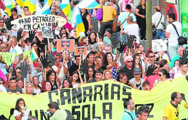 8-6-2014. Miles de personas salieron en todas las islas para dejar constancia de su rechazo a los sondeos autorizados a Repsol. Vestidos de negro. con banderas canarias o con las manos manchadas de negro, los asistentes llenaron la calle León y Castillo, en un cálculo estimado por los organizadores de unas 100.000 personas, mientras que la Delegación del Gobierno dejaba la cifra en 47.370 manifestantes. 