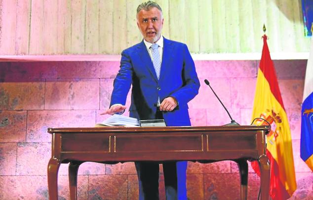 12-7-2019. Con el convencimiento profundo de que una Canarias «más justa, más solidaria y más sostenible» es posible, el socialista Ángel Víctor Torres subió a la tribuna para pedir la confianza del Parlamento y ser el próximo presidente de Canarias, como así fue. Torres aseguró que el Pacto de las Flores «no va a decepcionar a quienen creen que otra Canarias es posible» y se comprometió a priorizar las políticas sociales.