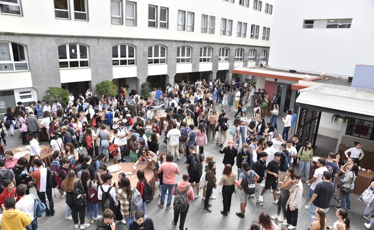 Los jóvenes asistentes al acto, en el patio del Cuyás. 