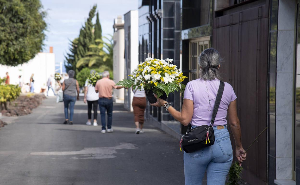 Día de los difuntos en el cementerio de San Lázaro. 