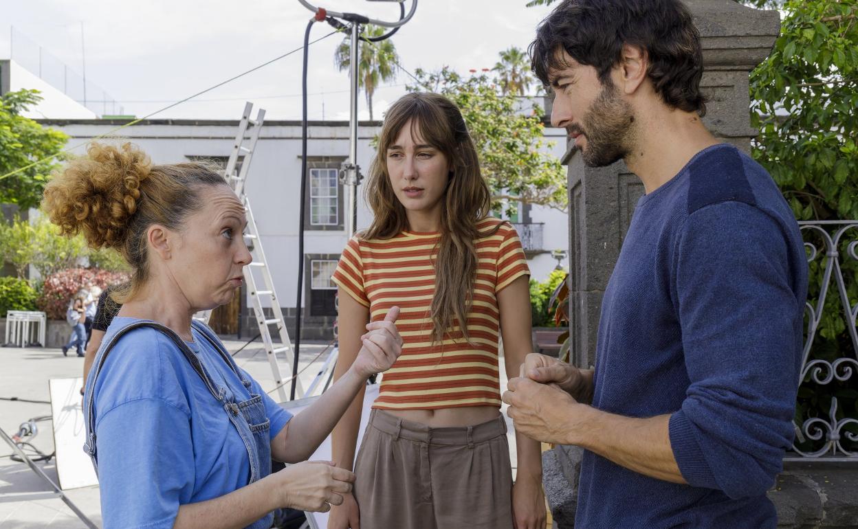 Laura Alvea da indicaciones a los actores Almudena Amor y Javier Rey, durante el rodaje celebrado la pasada semana en Arucas. 