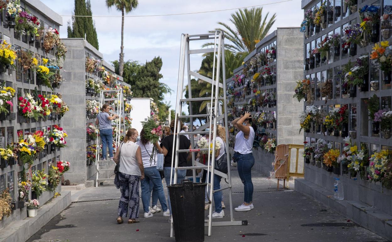 Imagen de archivo del día de los difuntos en el cementerio de San Lázaro en 2021. 