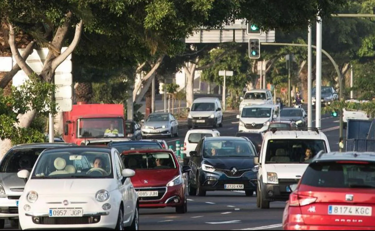 Imagen de archivo de tráfico en Santa Cruz de Tenerife. 