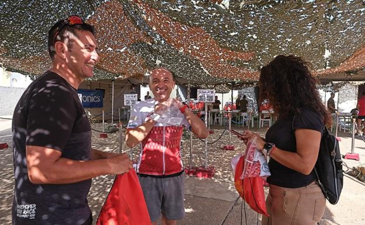 Tres deportistas del municipio capitalino recogen sus dorsales en el cuartel del Soria 9 y uno se enfunda en el maillot de esta 15ª edición. 