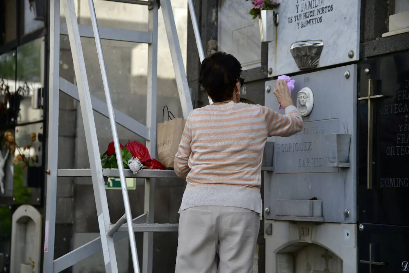 Fotos: Las flores se adueñan de los cementerios
