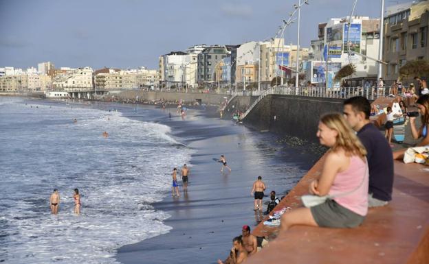 Imagen de gente disfrutando del buen tiempo de Canarias. 