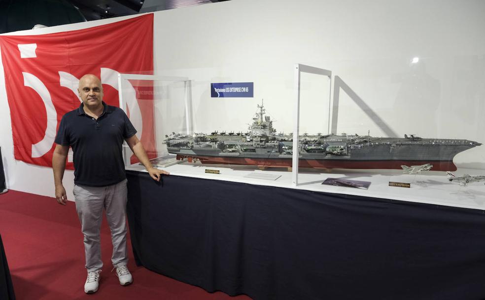 El autor posa delante de la maqueta del 'USS Entreprise'. 