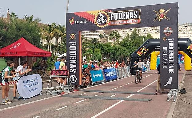 Tessa Kortekaas, que tardó seis horas en llegar de Corralejo a Morro Jable. 