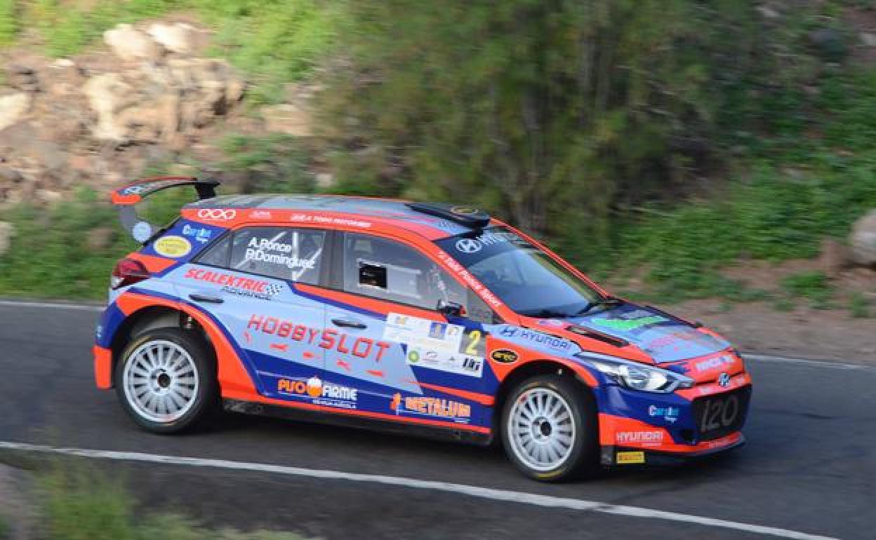 Toñi Ponce y Pedro Domínguez, a los mandos de su Hyundai en el Rally de Maspalomas. 