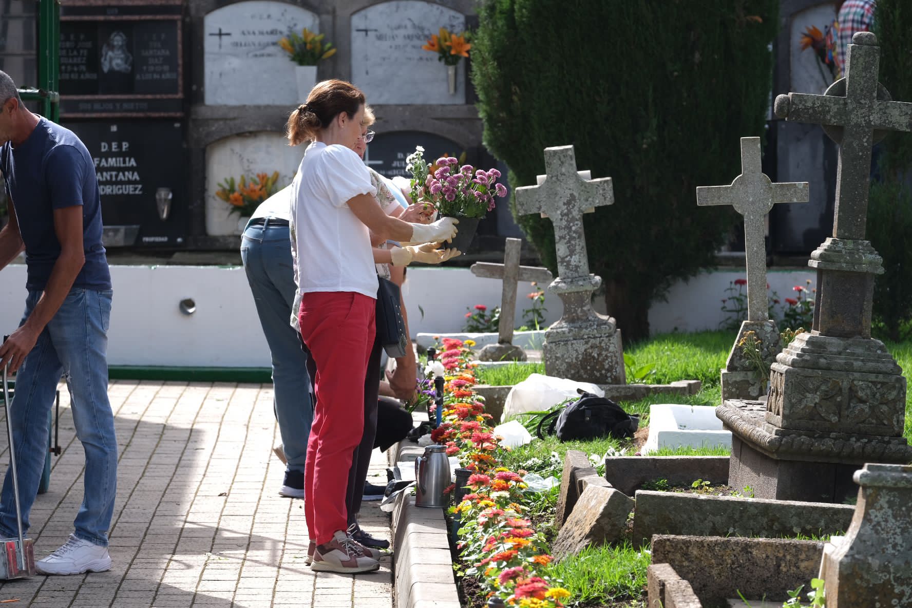 Fotos: Visita a los cementerios con la celebración de Todos los Santos