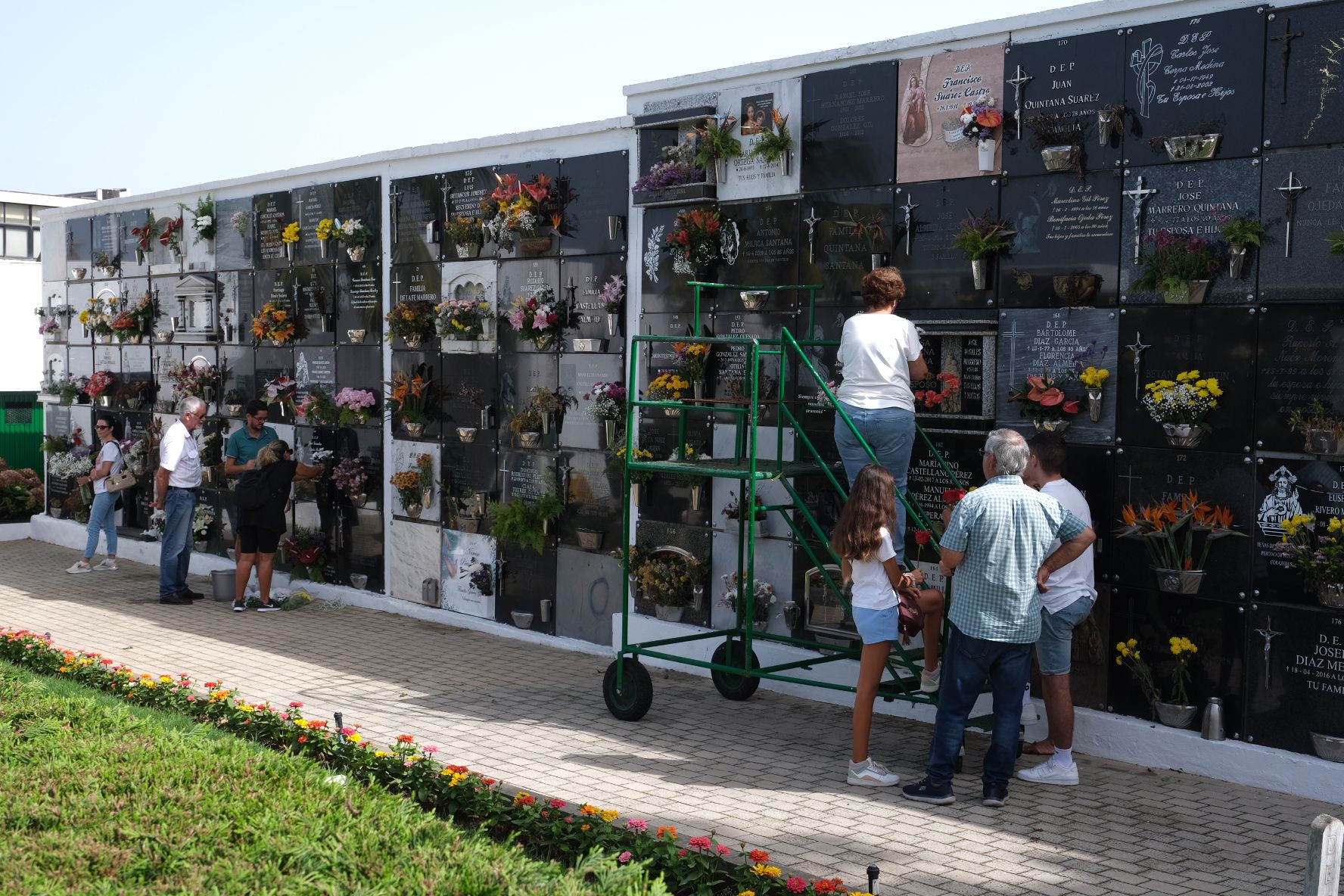 Fotos: Visita a los cementerios con la celebración de Todos los Santos