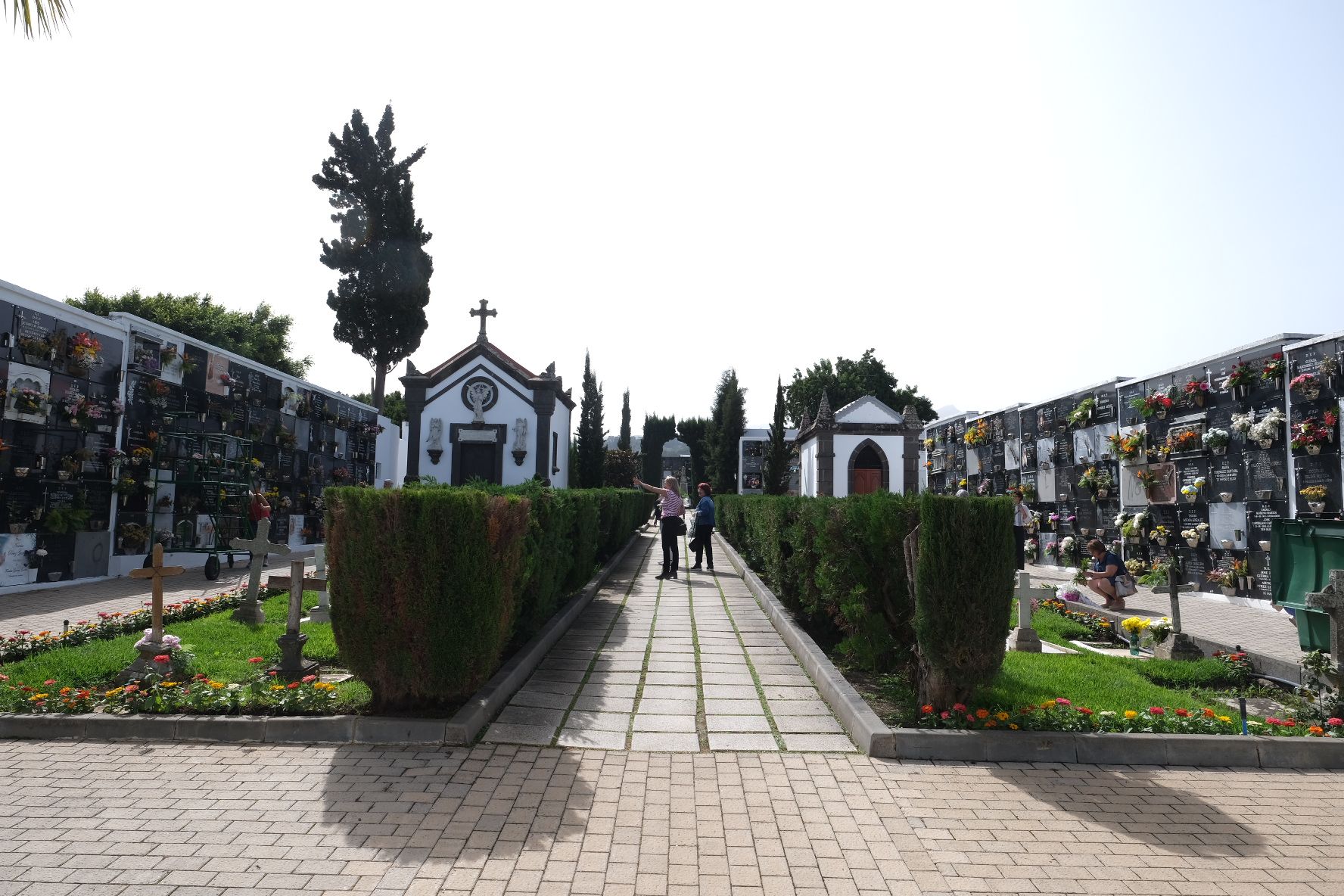 Fotos: Visita a los cementerios con la celebración de Todos los Santos