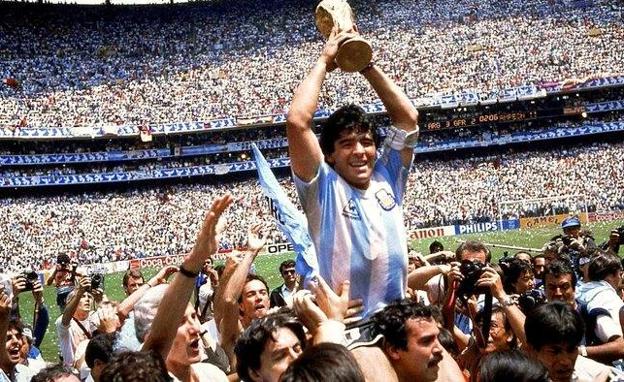 Roberto Cejas levantó a Maradona. 