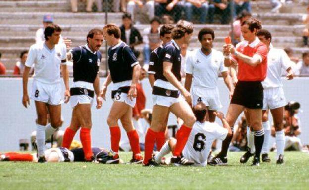 Momento de la expulsión de José Batista en el encuentro entre Uruguay y Escocia. 