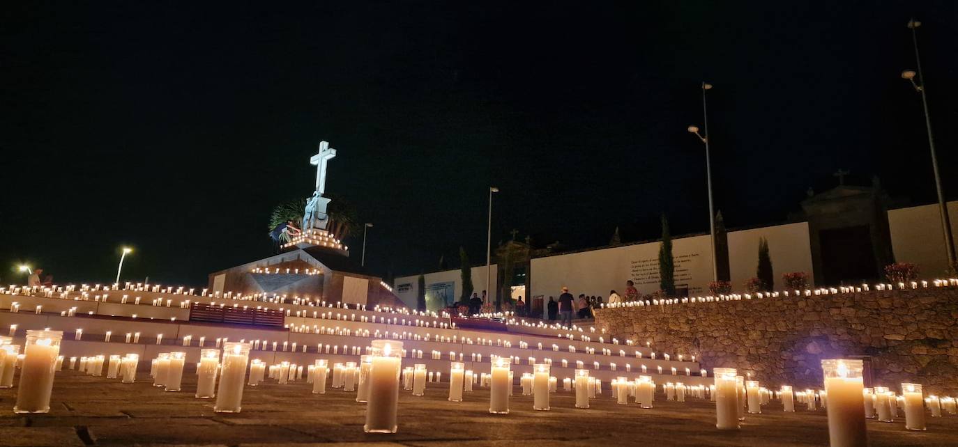 Fotos: Decorado de lujo en el cementerio de Moya por el Día de los Difuntos