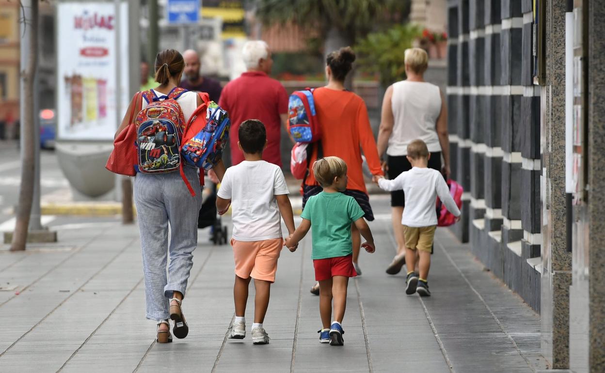 Imagen de archivo, y sin relación con la información, de escolares en la capital grancanaria. 