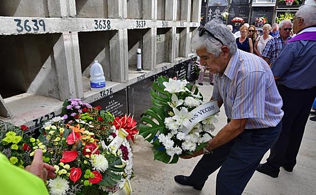 Uno de los vecinos del matrimonio coloca un centro floral. 