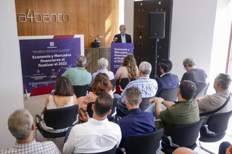 Momento de la charla que Ureta dió ayer ante clientes en la oficina de Gran Canaria 