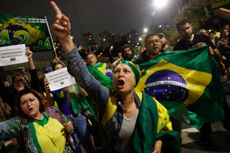 Cientos de bolsonaristas pidieron la intervención de las Fuerzas Armadas contra Lula