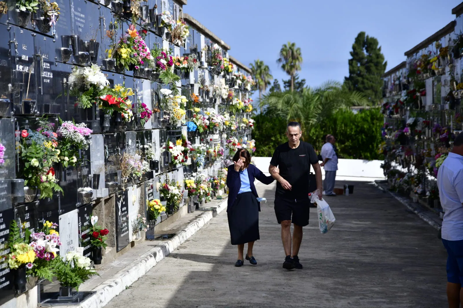 Fotos: Múltiples visitas en el cementerio de San Lázaro por el Día de Todos los Santos