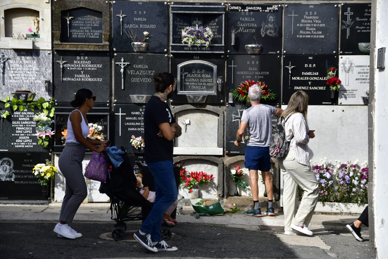 Fotos: Múltiples visitas en el cementerio de San Lázaro por el Día de Todos los Santos