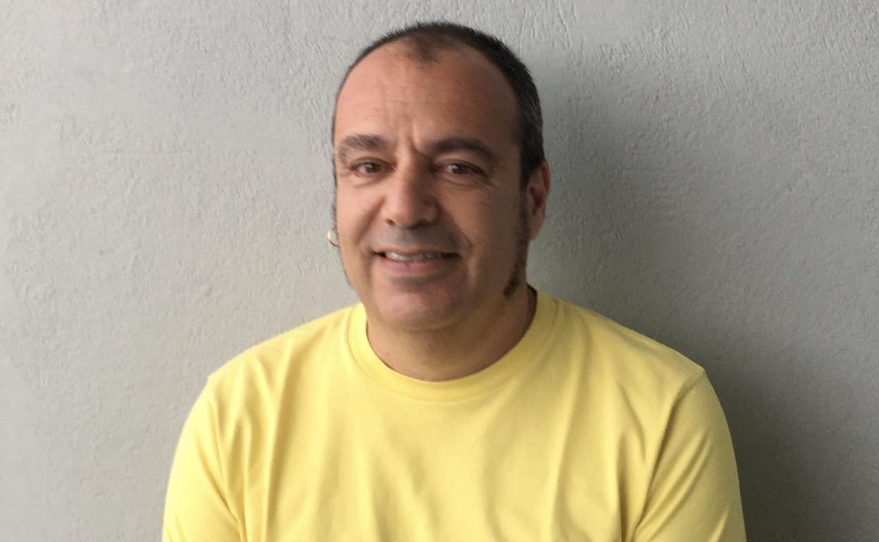 Pedro Flores desnuda en 'Estricnina para sirenas' la poética opuesta a su universo literario