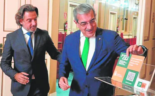 El vicepresidente y consejero de Hacienda, Román Rodríguez, entregó el proyecto de ley de presupuestos al presidente del Parlamento, Gustavo Matos.. 