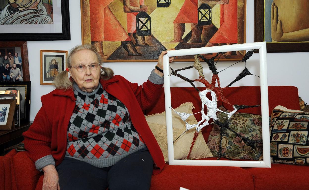 La artista grancanaria Jane Millares, en su casa, en 2011. 