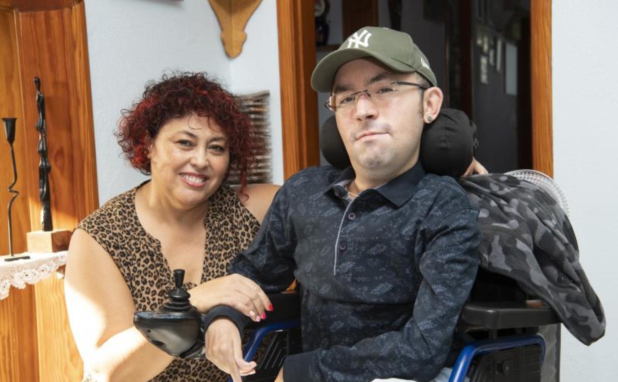 Parqui Artiles y su hijo Ángel Gabriel Vega, en su casa. 