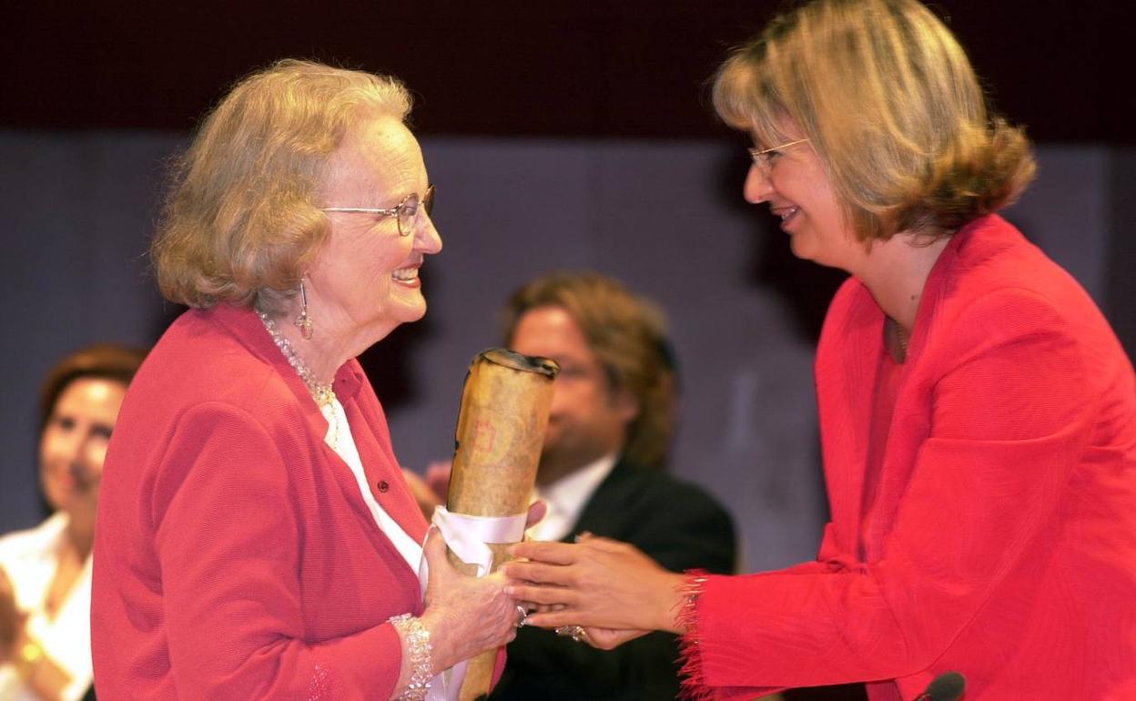 Jane Millares, cuando recibió en 2003, de manos de Pepa Luzardo, el título de Hija Predilecta de Las Palmas de Gran Canaria. c7