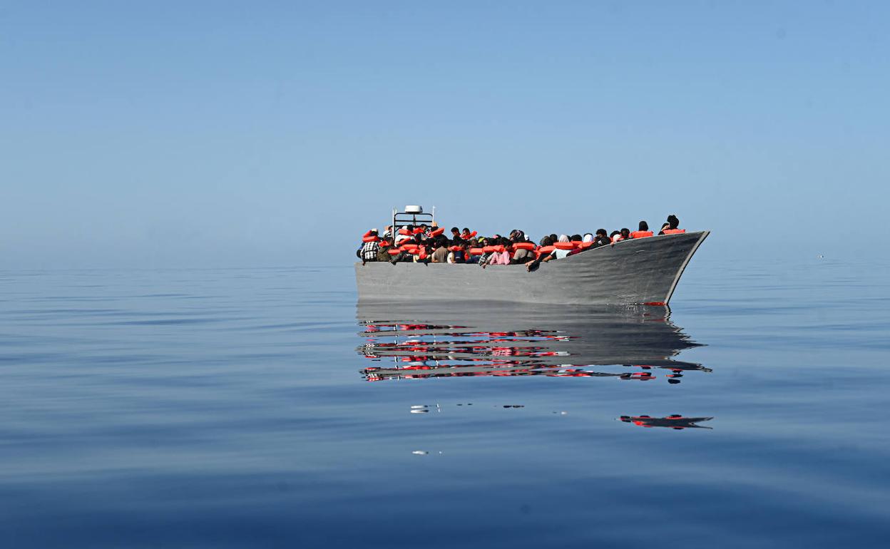 Un barco de Médicos Sin Fronteras rescata a 268 migrantes en el Mediterráneo central el pasado 28 de octubre.
