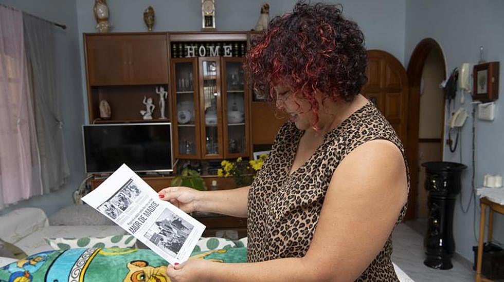 Paqui Artiles releyendo el reportaje que salió hace 10 años en este periódico contando sus primeros años en la ULPGC. 