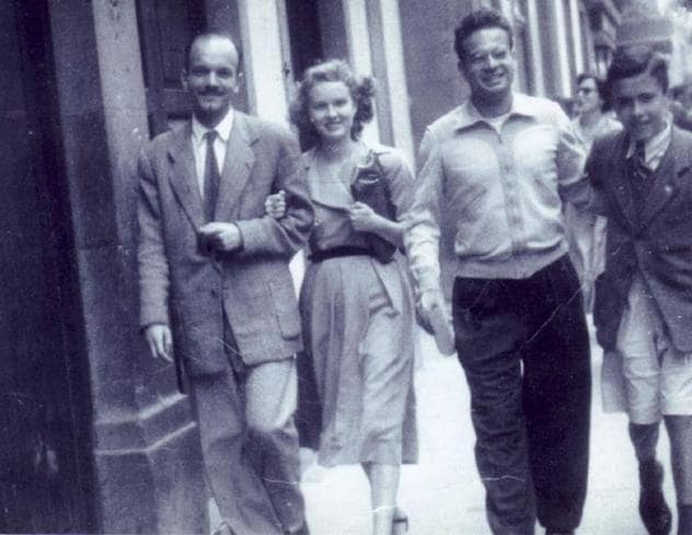 Jane, su marido y el pequeño Totoyo, pasean por Triana con Julius Katchen.