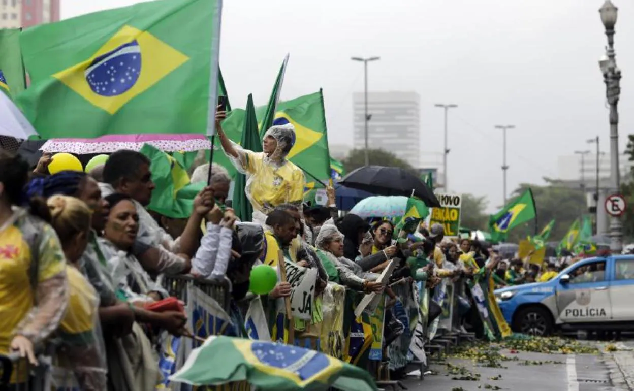 Miles de bolsonaristas protestan por el resultado electoral y piden la intervención militar para evitar que Lula llegue al Gobierno. 