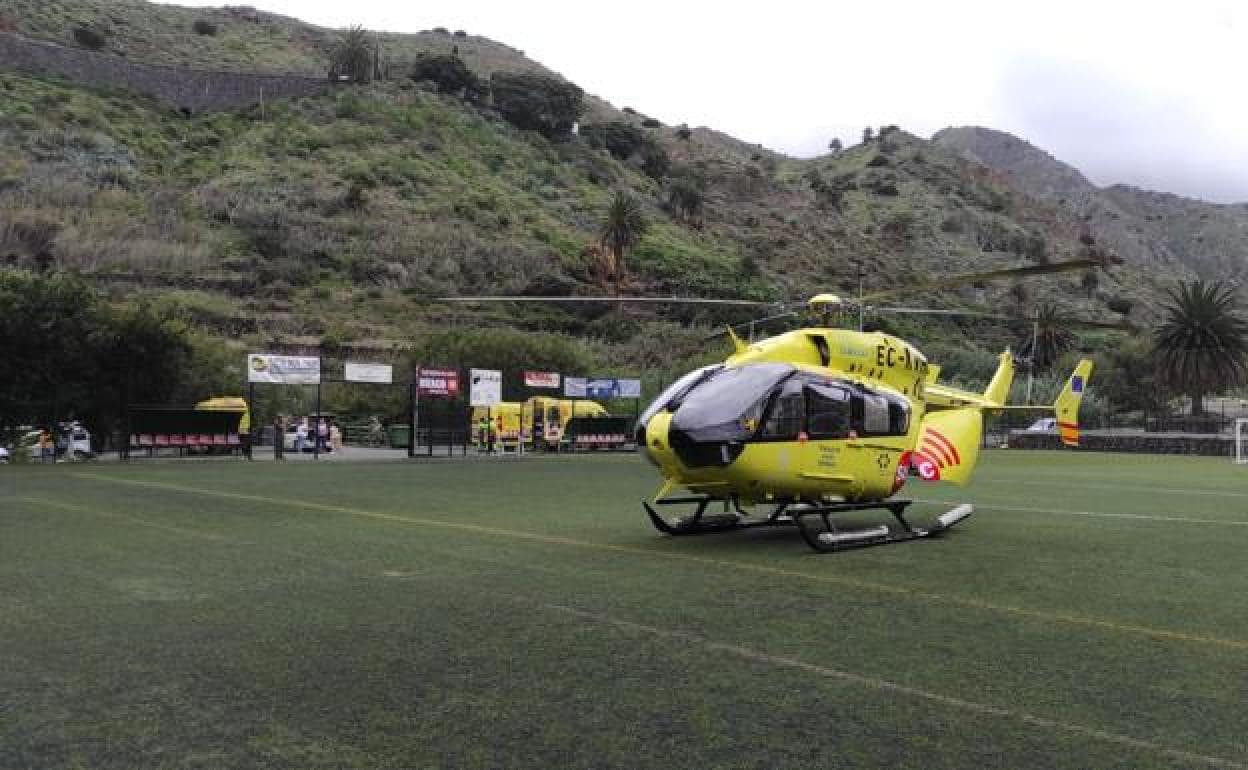 Campo de fútbol de Hermigua, donde el helicóptero tomó tierra antes del traslado al hospital. 