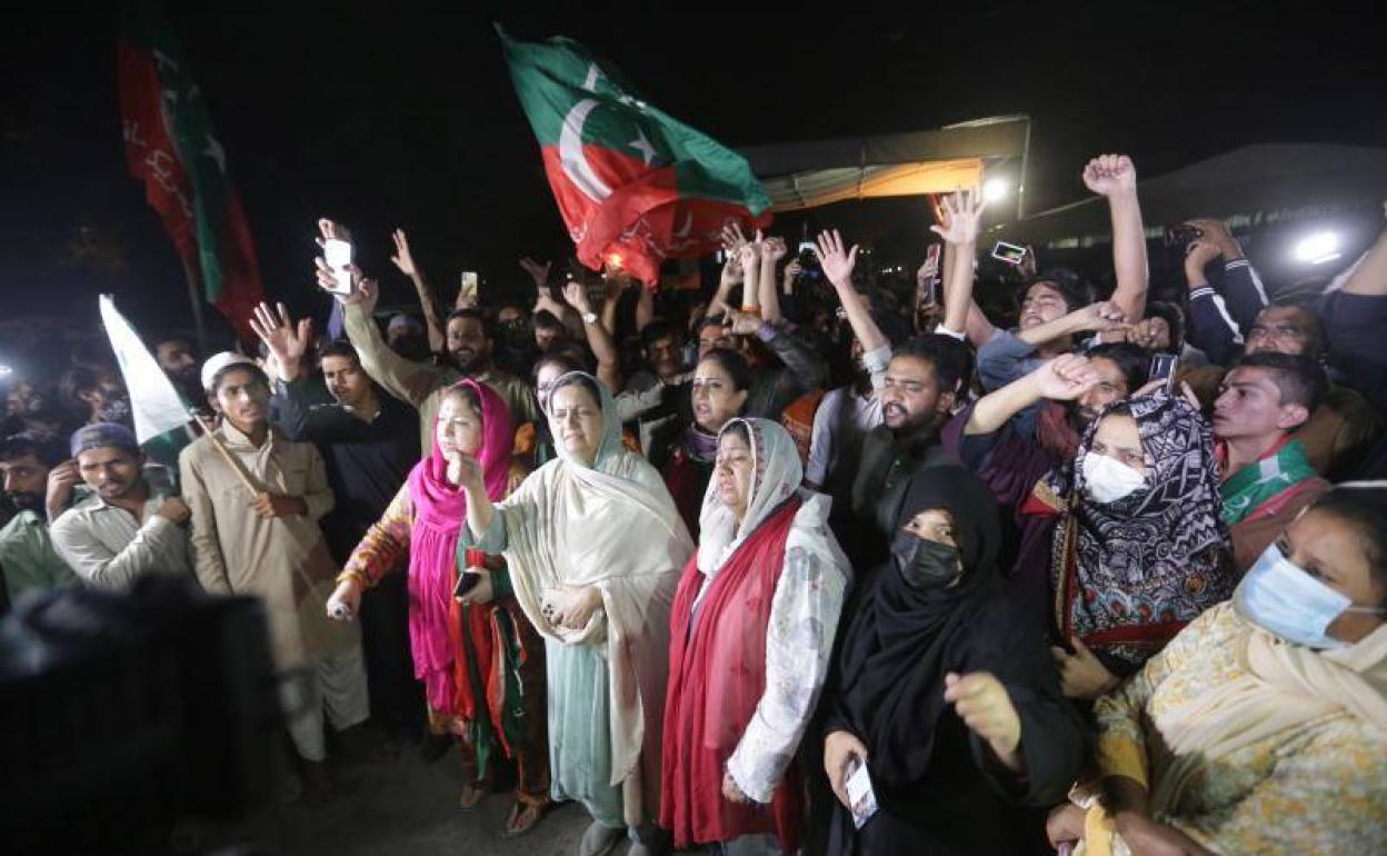 Manifestantes se concentran frente al hospital donde ha sido atendido el ex primer ministro de Pakistán Imran Jan tras ser disparado.