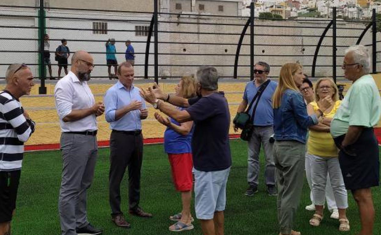 En la imagen, vecinos de la Vega de San José pidiendo mejoras al alcalde de Las Palmas de Gran Canaria, Augusto Hidalgo. 