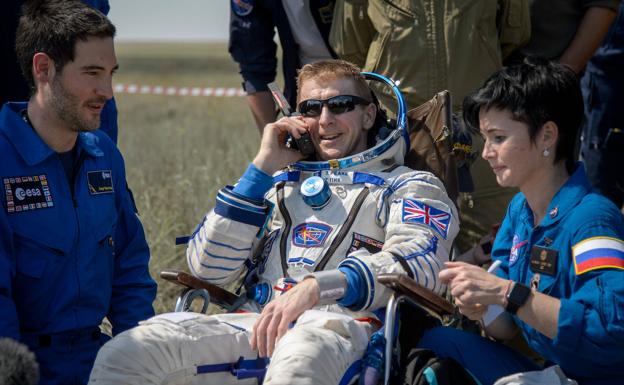Vaquer Araujo atiende al astronauta europeo Tim Peake poco después de su aterrizaje en la estepa kazaja en junio de 2016. 