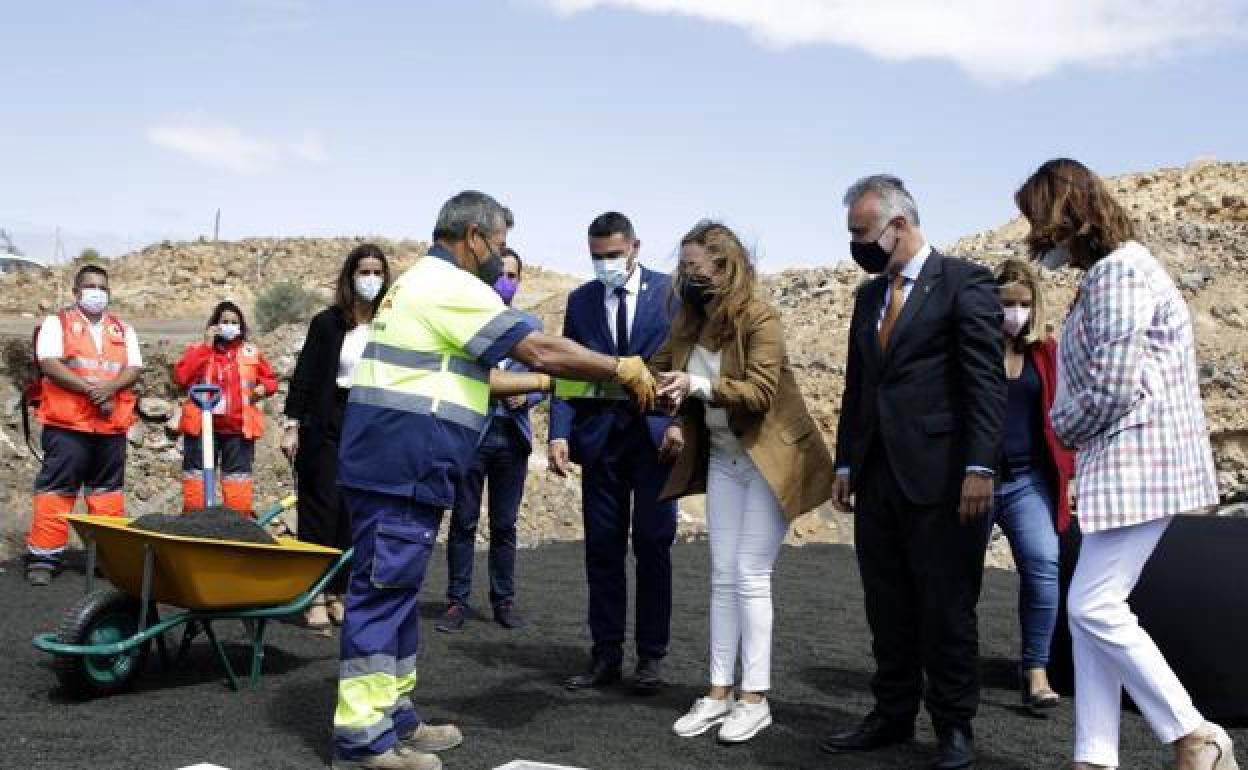 Instalación en mayo de 2021 de la primera piedra de la residencia de mayores en Tahíche. 