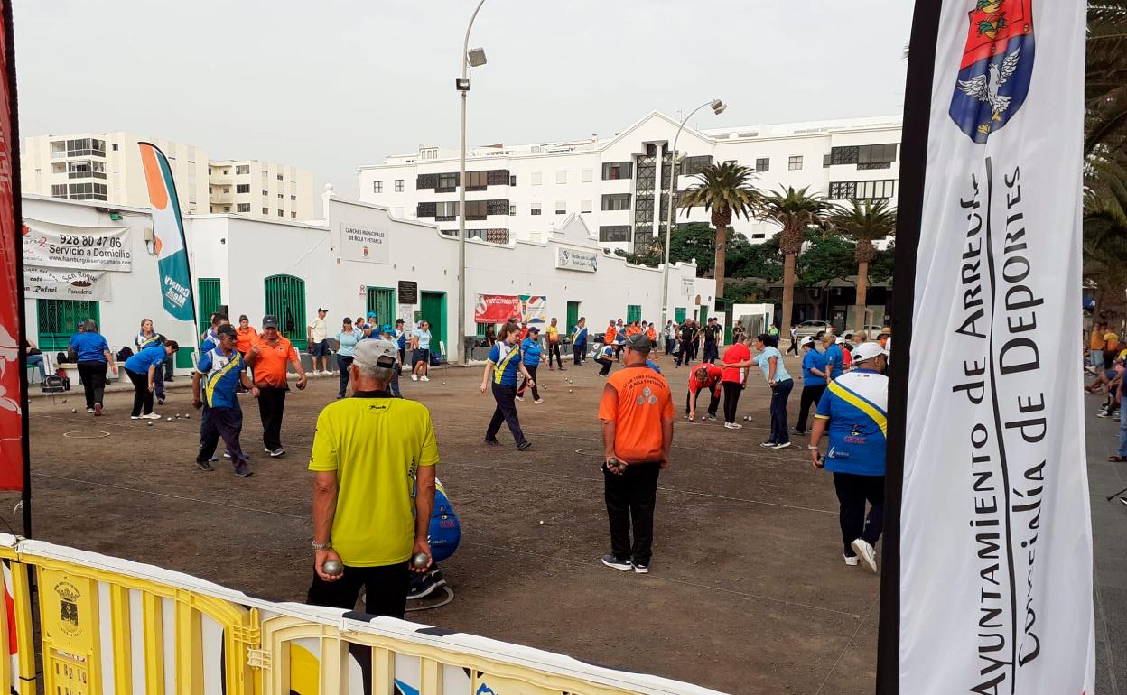Competición en las canchas de bolas de Manolo Millares. 