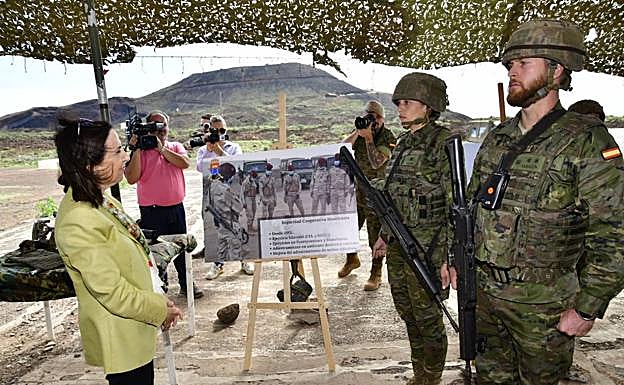 La ministra de Defensa, Margarita Robles, en su visita a la Brigada 'Canarias' XVI (BRICAN). 