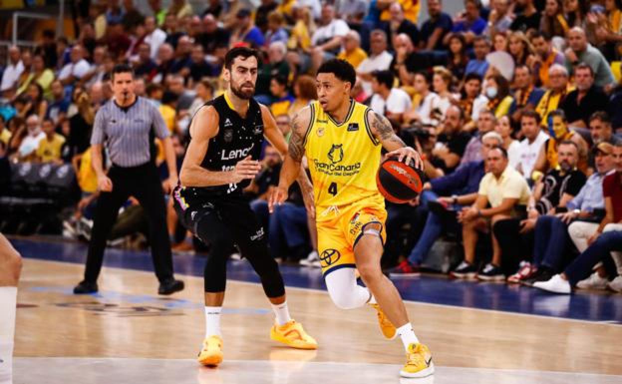A.J. Slaughter, durante una acción de juego en el partido frente al Lenovo Tenerife. 