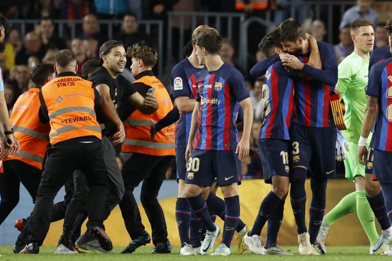 Un espectador salta al terreno de juego cuando Piqué estaba siendo sustituido.